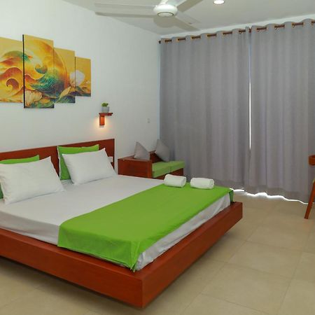 Traveller'S Hotel Хиккадува Экстерьер фото