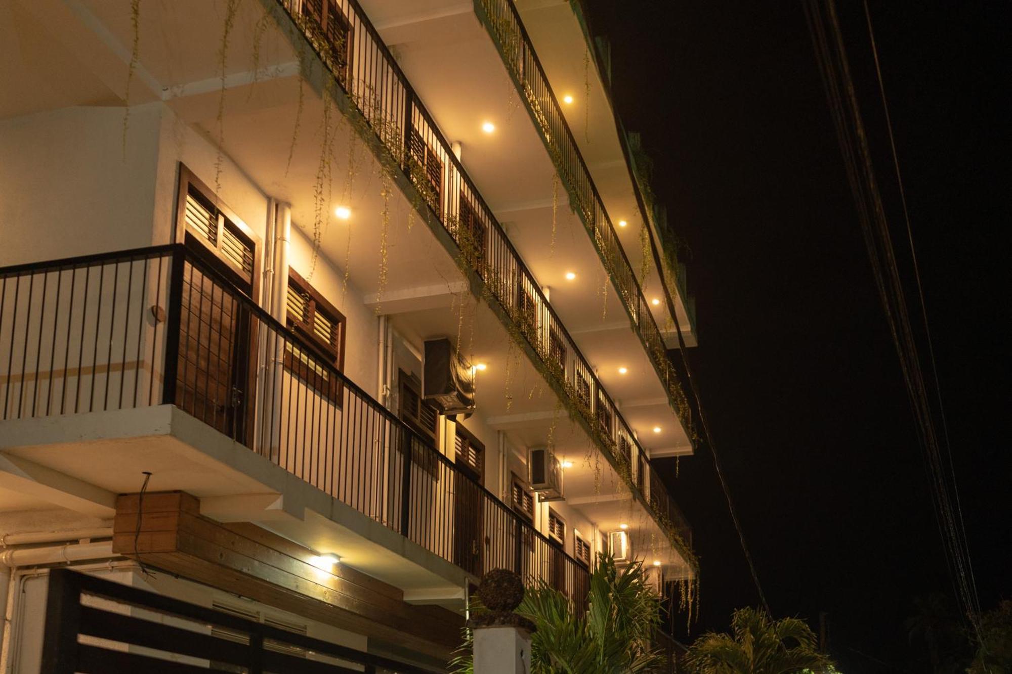 Traveller'S Hotel Хиккадува Экстерьер фото