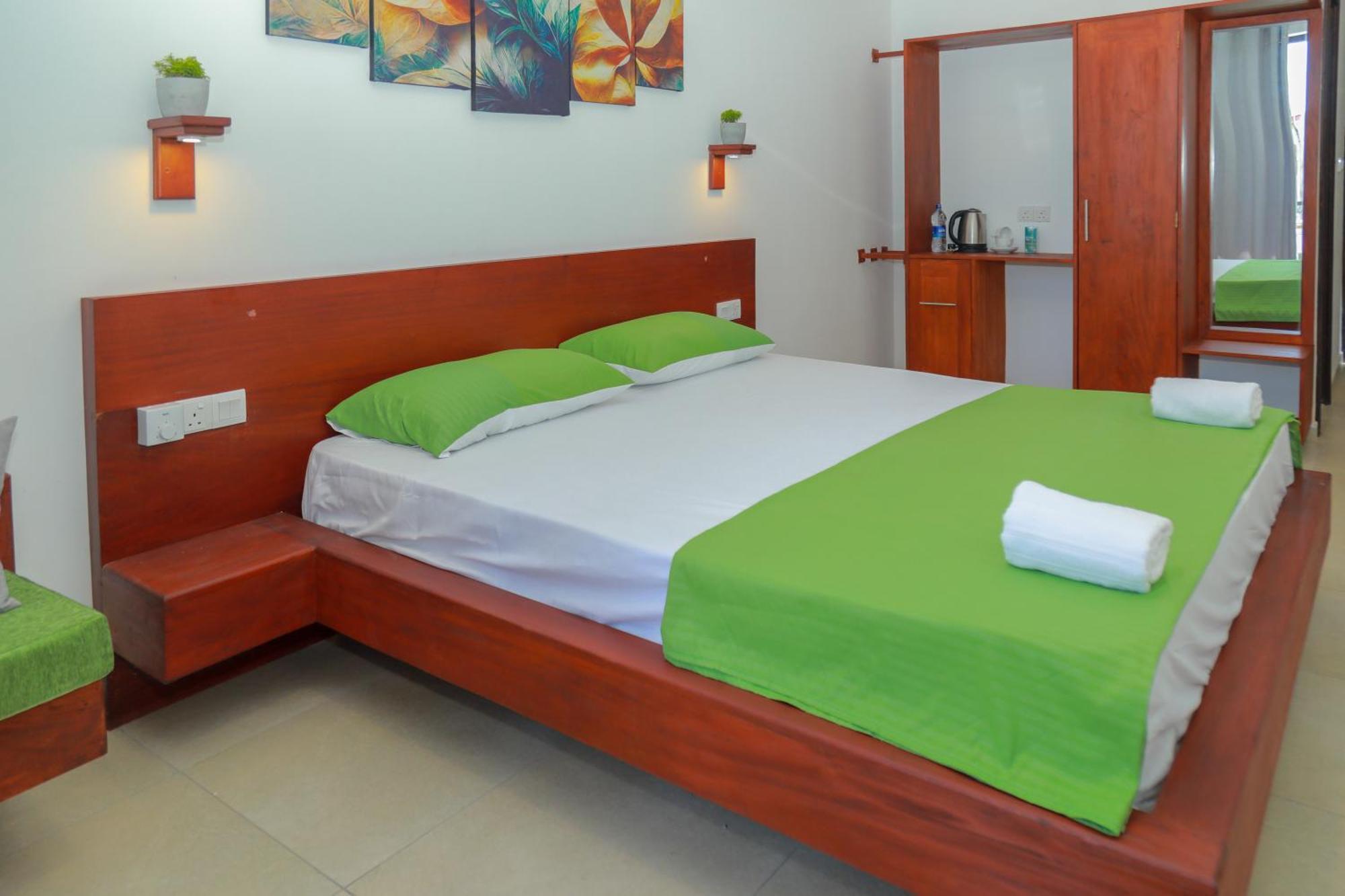 Traveller'S Hotel Хиккадува Экстерьер фото
