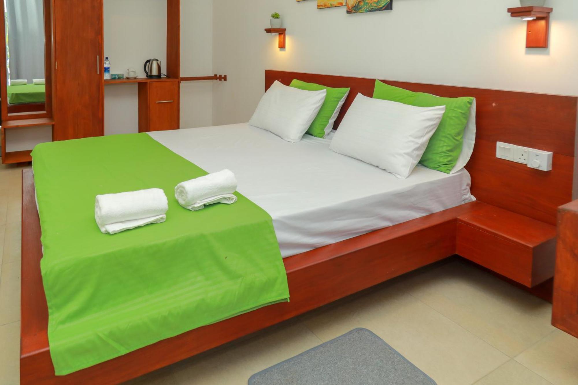 Traveller'S Hotel Хиккадува Экстерьер фото