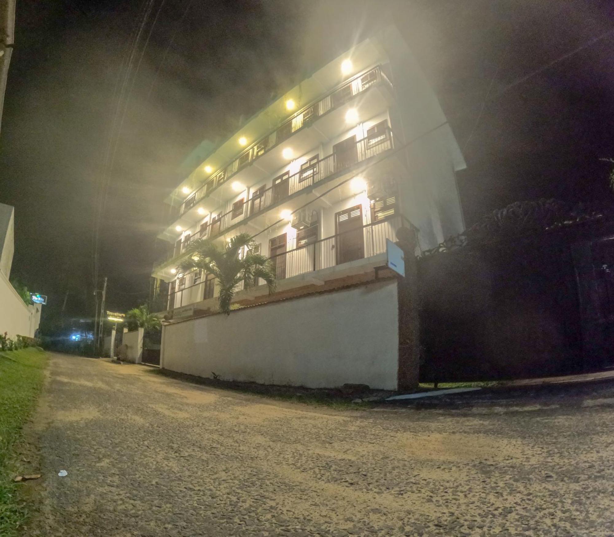 Traveller'S Hotel Хиккадува Экстерьер фото
